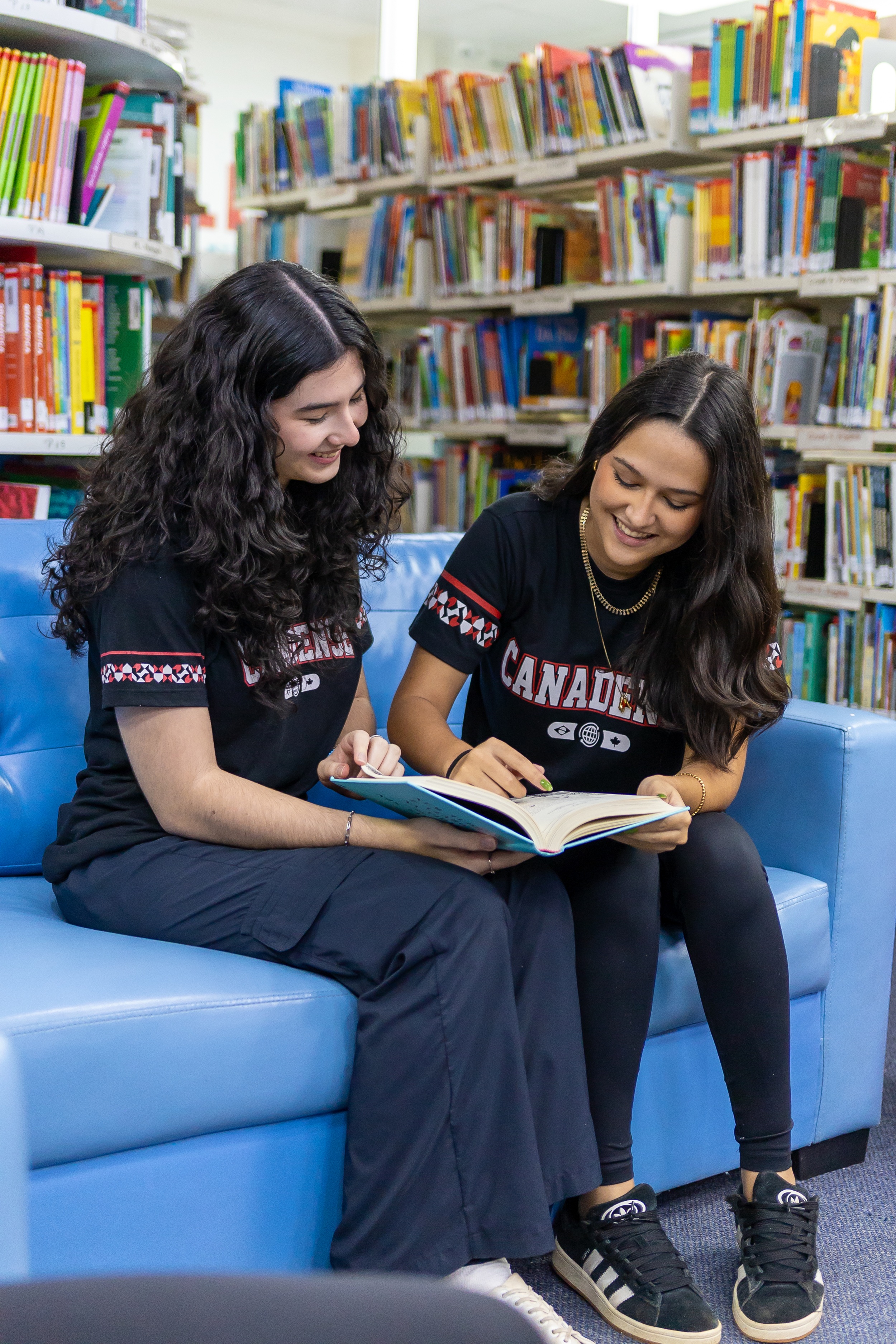 Professora com alunas Canadian Global School
